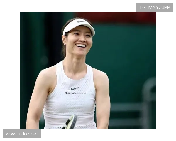 李娜随手举个水杯都比我半个月工资精致，这生活反差太刺激