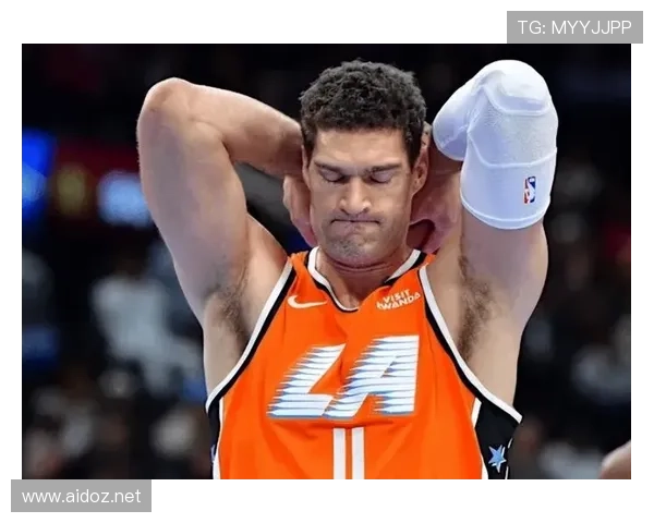 布鲁克·洛佩斯内线挡拆提升罚球命中率显著拉开对手防线